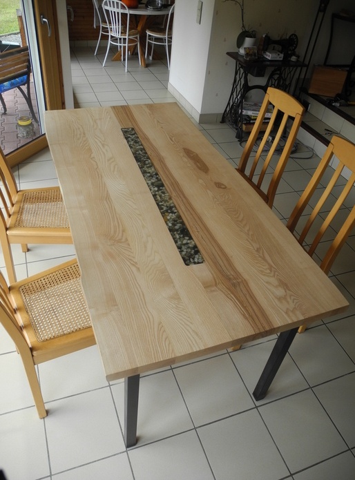 La table aux petits galets