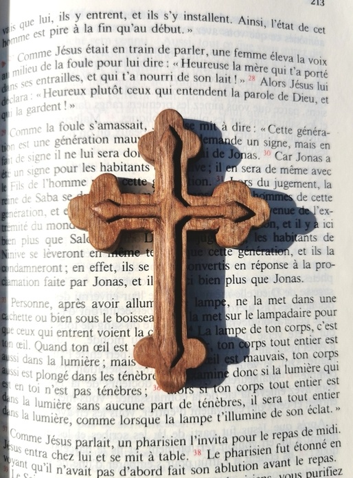 Croix en noyer