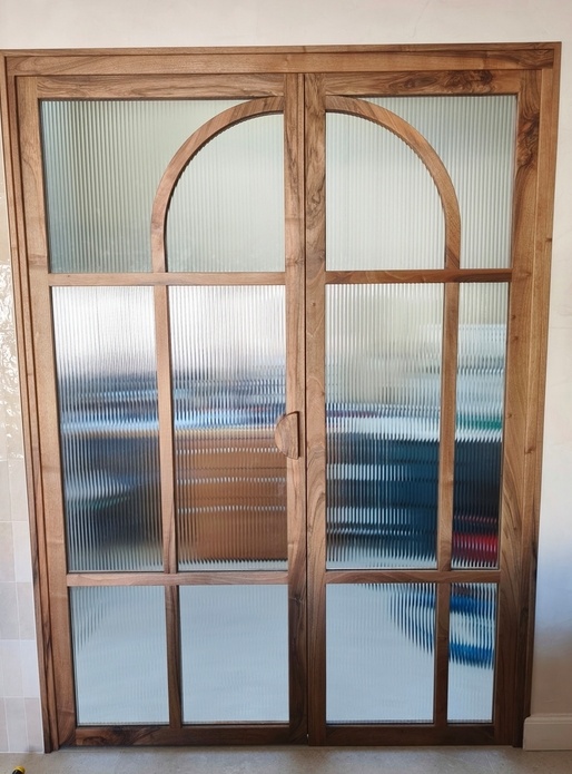 Porte en noyer et verre flute