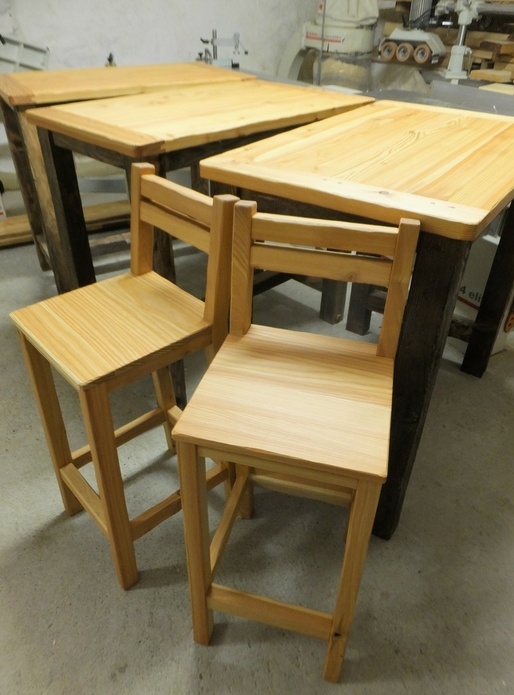 Mange-debouts et ses tabourets