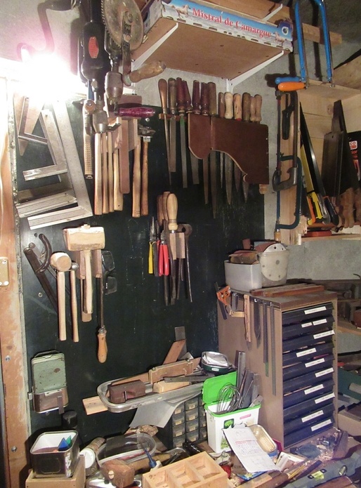 L'établi -mal rangé- et le tableau à outils