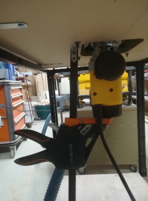 Défonceuse sous table avec ascenseur "pas con"