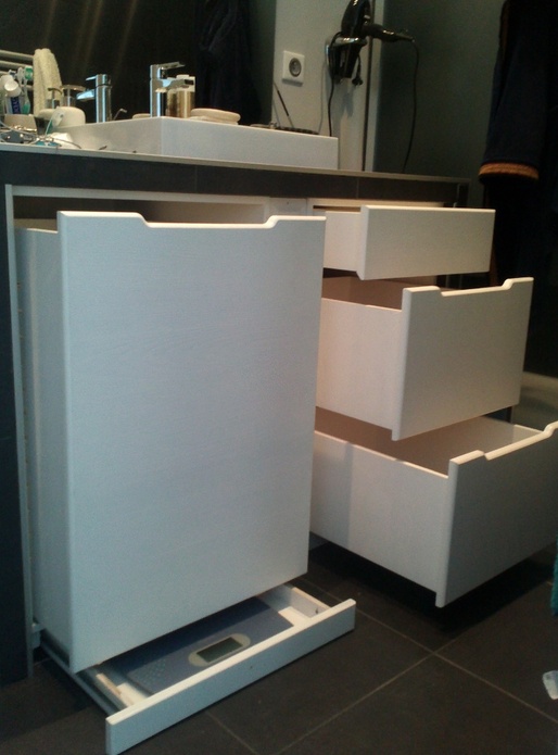 Meuble de salle de bain en frene laqué