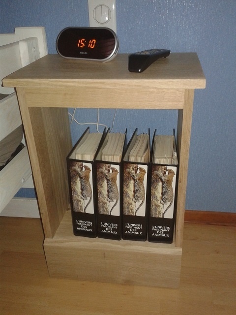 Une petite table de chevet.