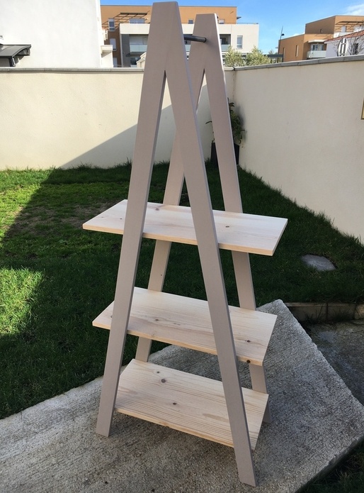 Etagère tipi