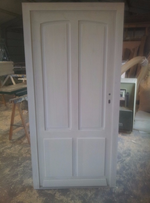 Porte d'entrée table saillante