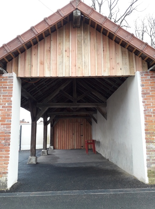 Bardage en Douglas brute sous le préau de l'école