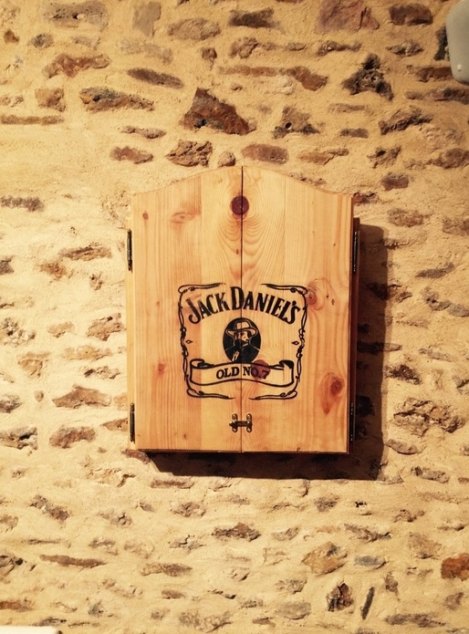 Une armoire Jack D. pour cible à flechettes