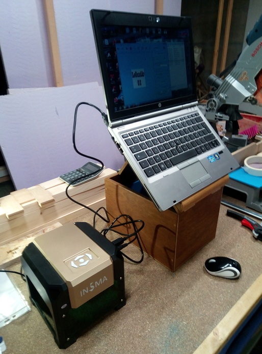 Une boite de rangement, mais pas que, elle se fait aussi support pour PC portable.