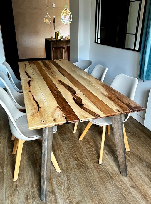 Table de repas en noyer et frêne