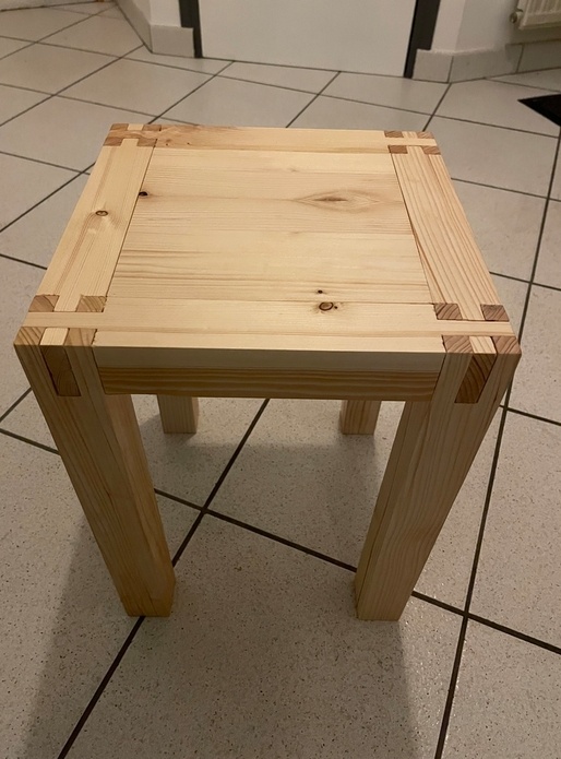 Petit tabouret / table de nuit