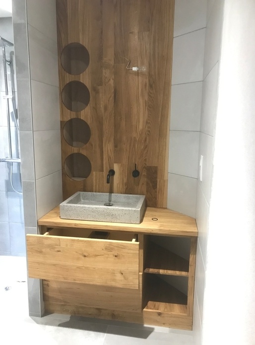 Meuble d'angle salle de bain en chêne