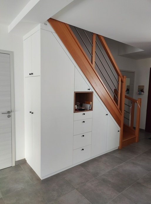 Placard sous escalier