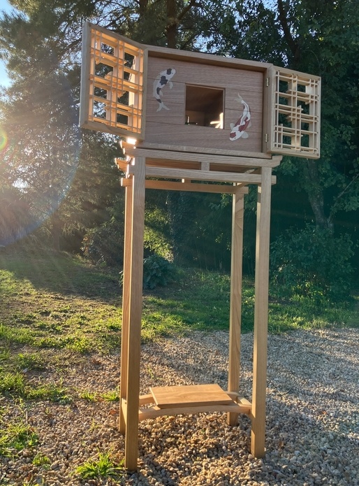 Cabinet sur piètement d'inspiration nippone