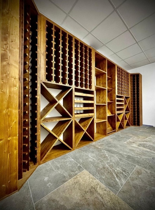 Cave à vin. Épicéa teinté.