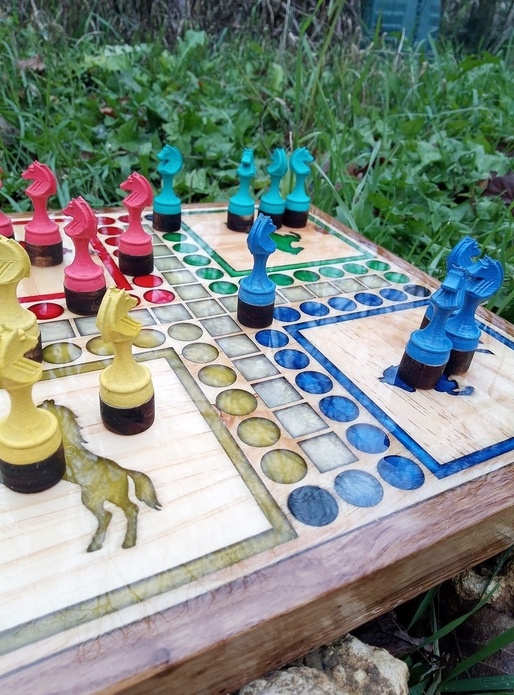 Jeu de petits-chevaux en bois et epoxy