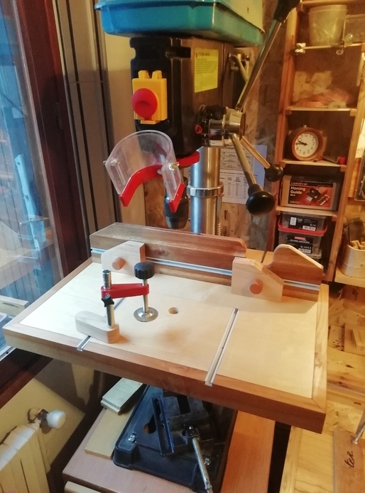 Encore une table de perceuse à colonne