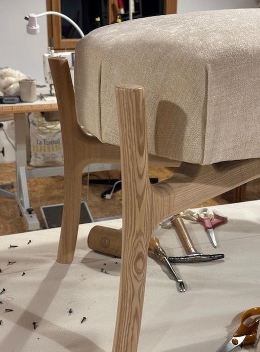 Pouf moderne, garnissage traditionnel