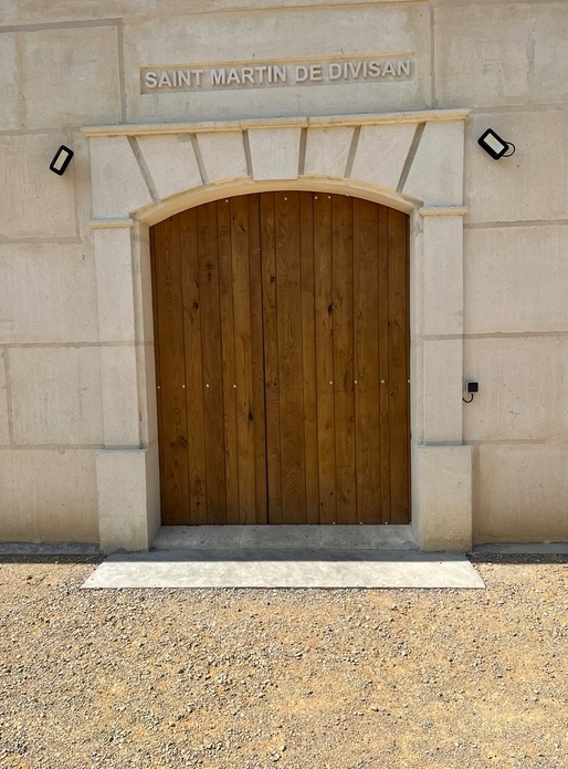 "Petite" porte de hangar en pierres de taille