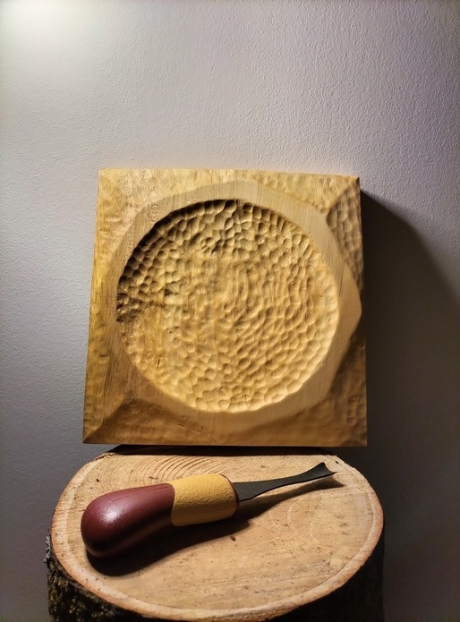 Un vide-poche sculpté à la main