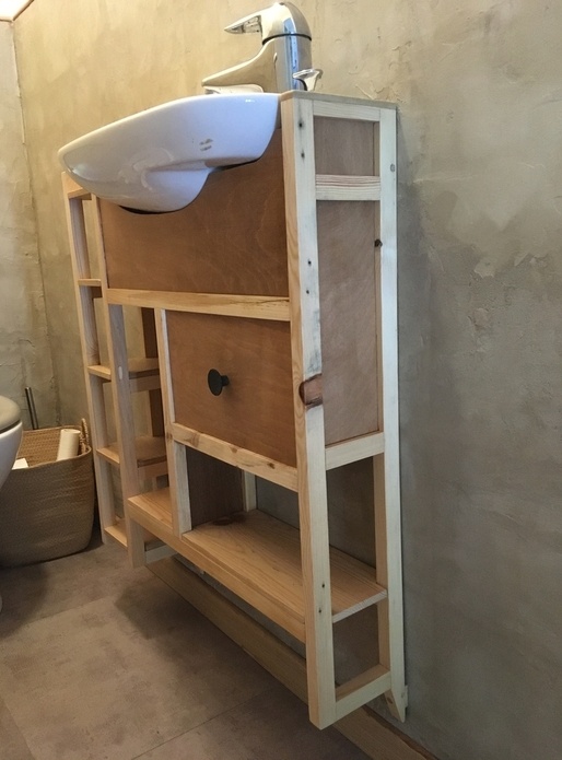 Petit meuble sous un lave-main dans les toilettes