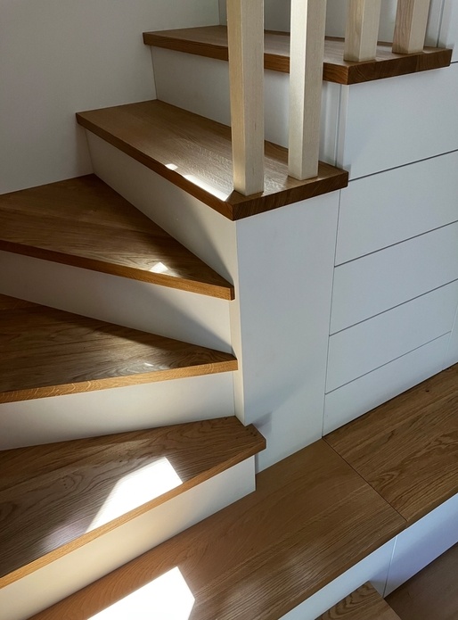 Un Escalier, un Placard, une Rambarde et une Coccinelle