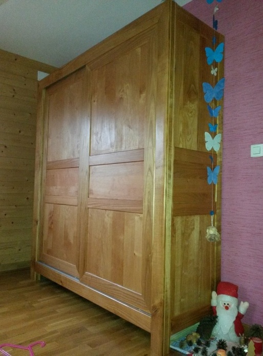 Armoire en merisier, portes coulissantes