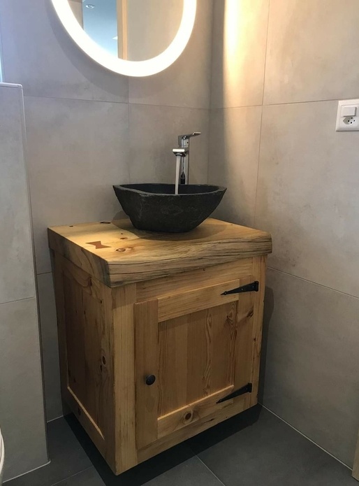 Petit meuble en vieux bois