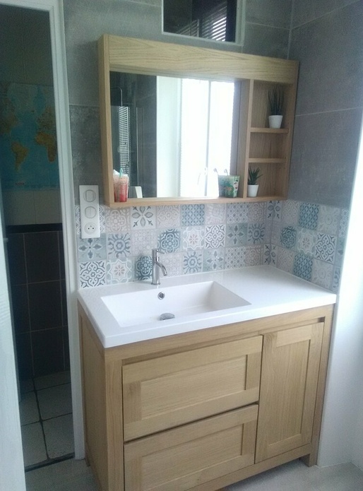 Meuble de salle de bains avec son miroir