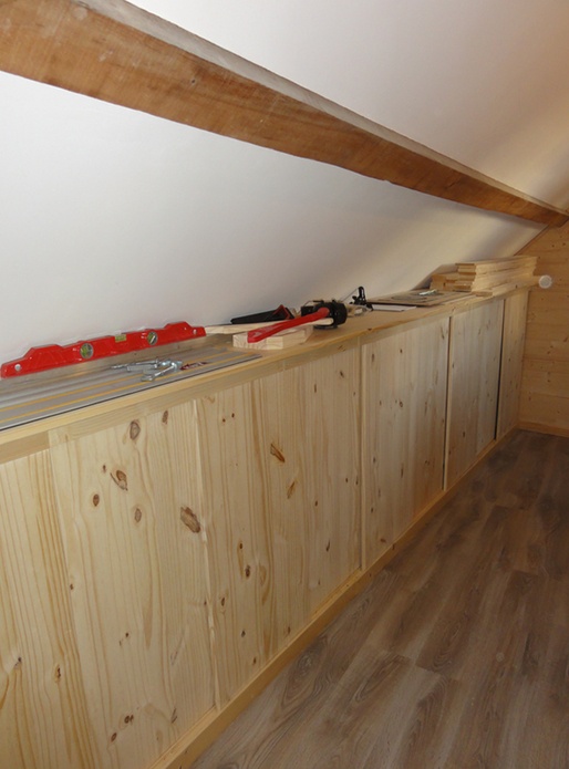 Les placards sous les rampants, vue d'un maximum de la longueur (il y a 7 modules de 60cm de large et un 8e plus petit).