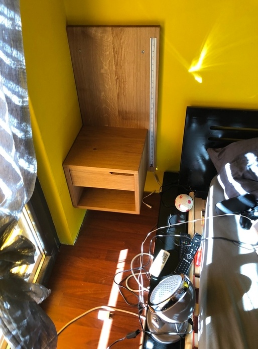 Table de nuit suspendue