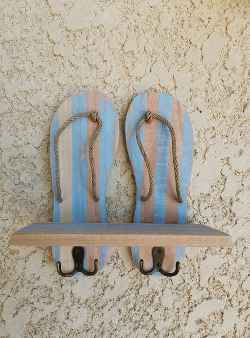 Décoration murale tong en bois