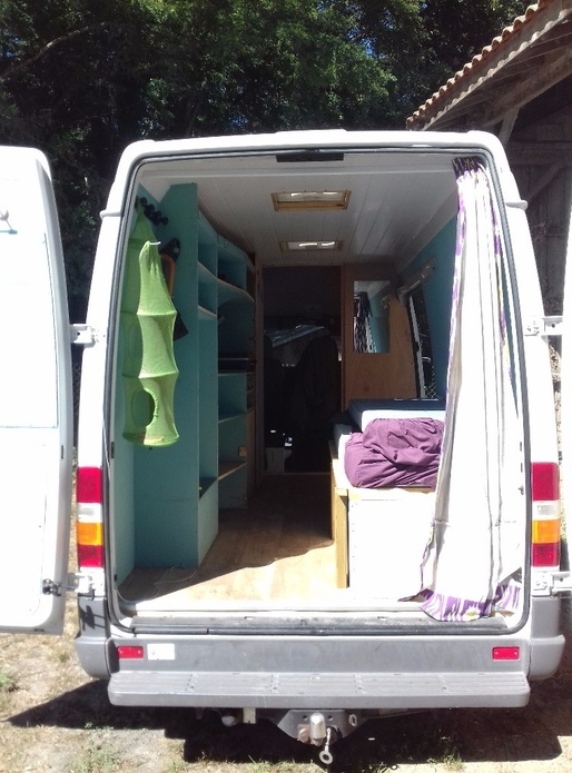 Aménagement du fourgon , pour le taf et les balades .
