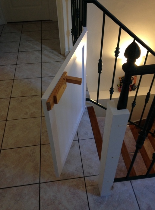 Barrière d'escalier avec verrou à ressort