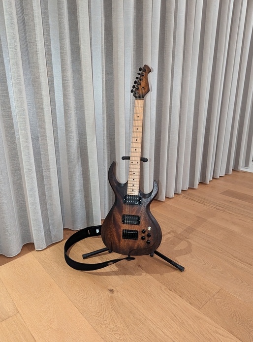 Je transforme un madrier de terrasse en guitare pour un ami