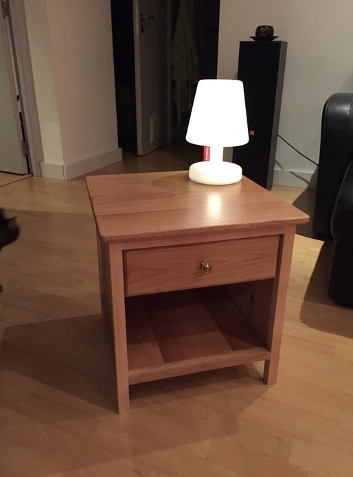 Une petite table de nuit toute simple