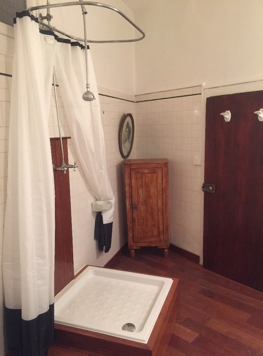 Socle bois pour bac à douche... et sa colonne