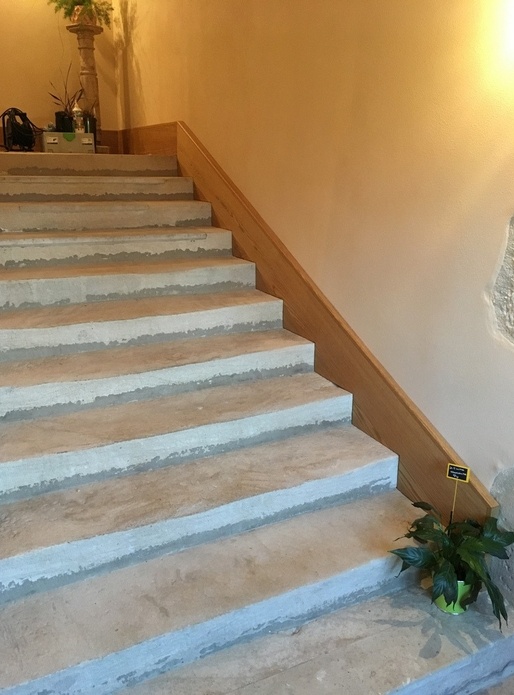 46m de plinthes dans un escalier en pierre
