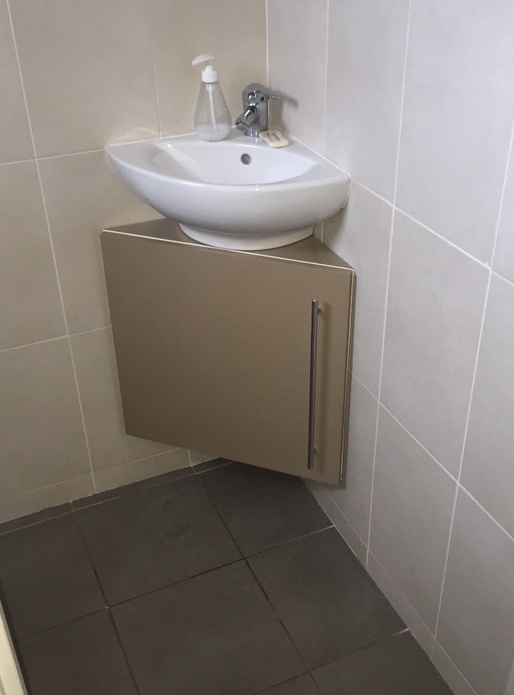 Meuble sous vasque d'angle