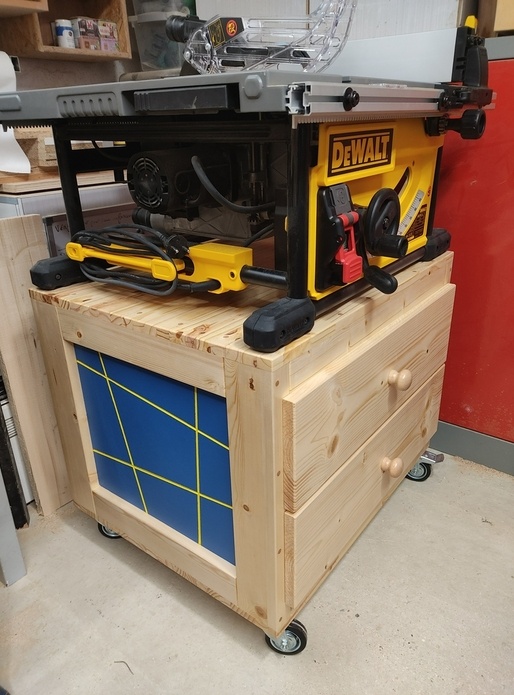 Meuble pour scie sur table.