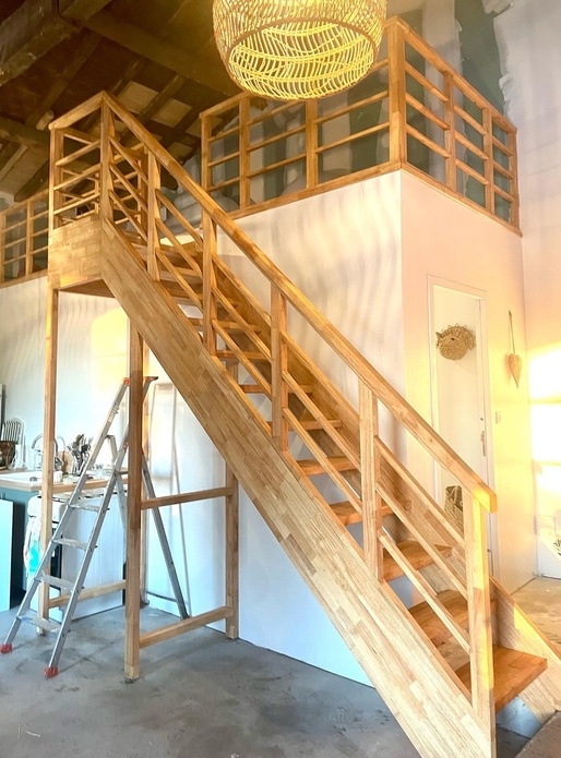 ESCALIER AVEC RAMBARDE EN HEVEA