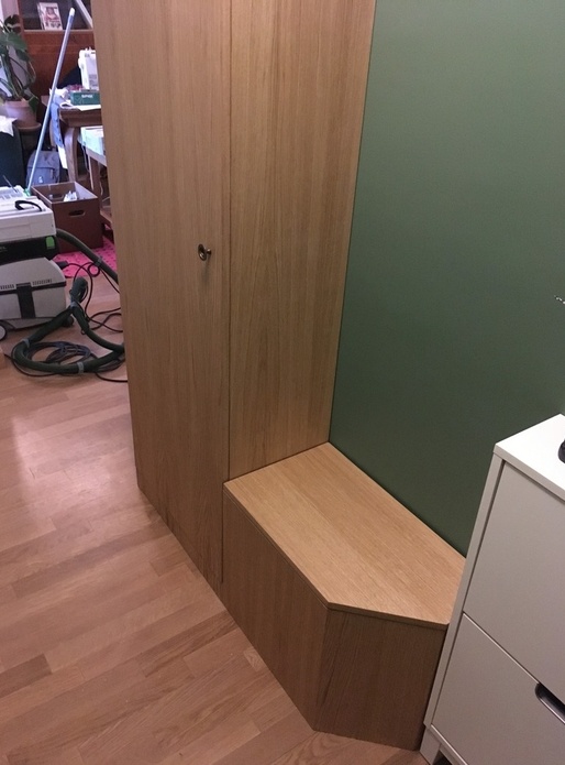 Placard d'entrée avec son petit banc-coffre à chaussures