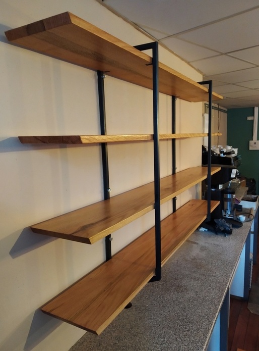 Etagères en chêne rouge