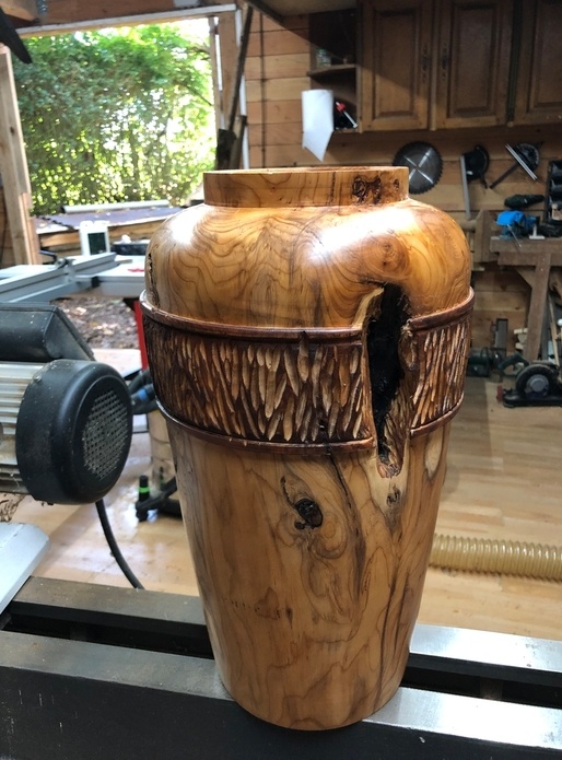 Grand vase tourné en if