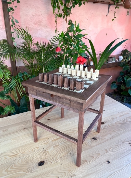 Table d'échecs avec ses pièces