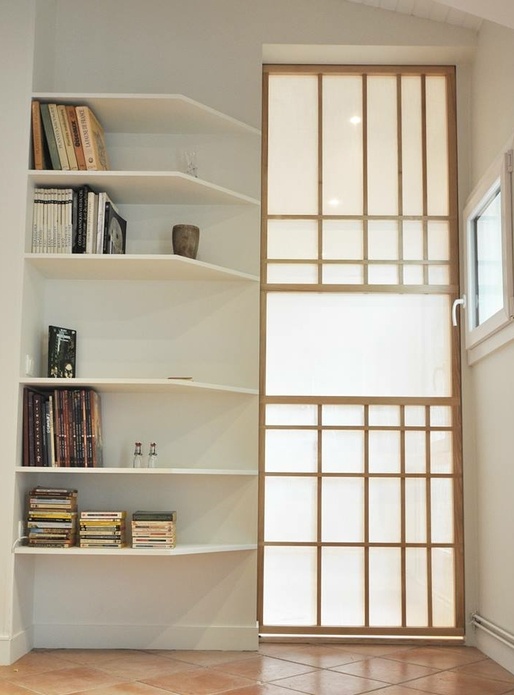 Cloison coulissante inspiration japonaise et bibliothèque