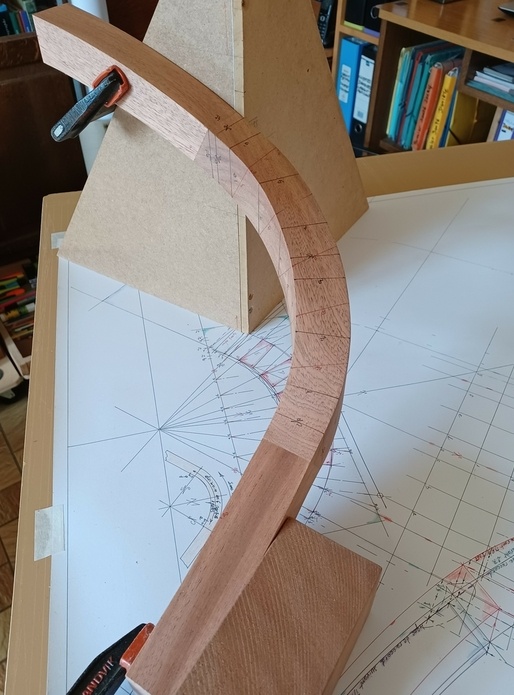 Main courante débillardée d'équerre à la normale