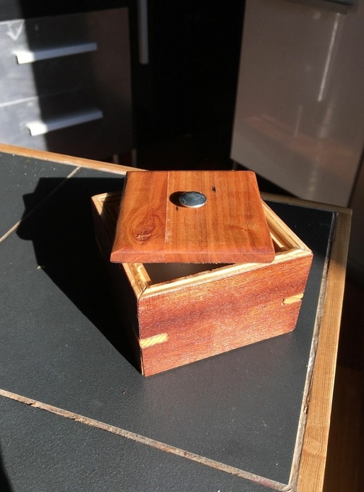 Petite boîte en chutes de CP replaqué + bout de planche (érable ?) pour le couvercle