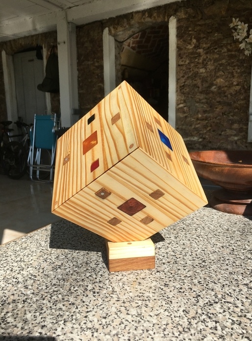 La boîte terminée, posée sur son support