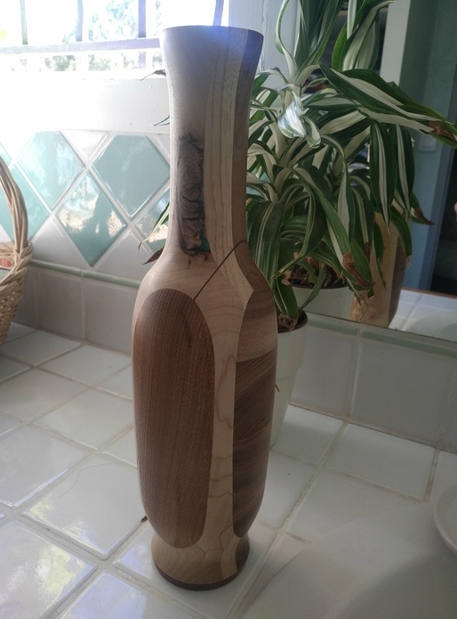 Un vase avec des chutes